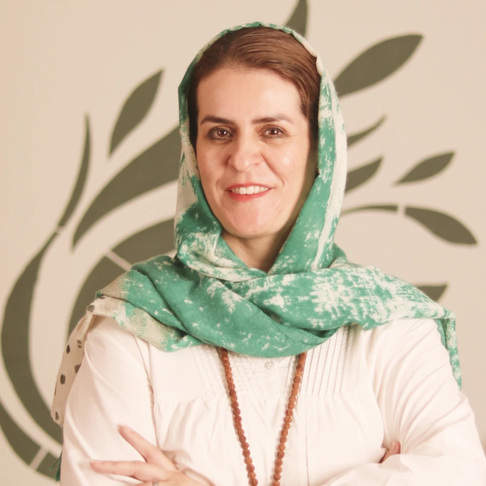 هما حبیبی، استاد یوگا و مدیتیشن در سبک‌های هاتا، شیواناندا، یین و کریا یوگا با تجربه بین‌المللی در هند و ایران