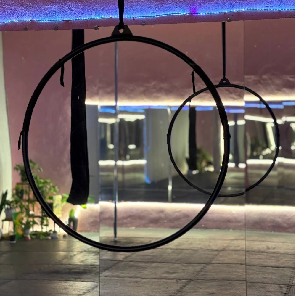 استودیو Aerial Art Club، آموزش اریال دنس، پل دنس، یوگا و بادی فلکس برای بانوان در فضایی هنری و آرام با مربیان حرفه‌ای