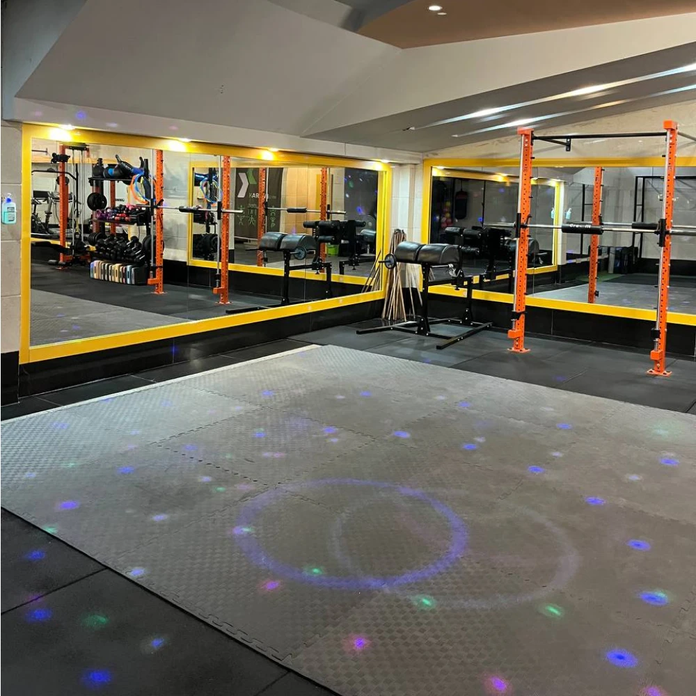 باشگاه کرمی، باشگاه تخصصی بانوان در مشهد با حضور مربی حرفه‌ای در کنار ورزشکار، مجهز به دستگاه‌های بدنسازی، هوازی و کراس‌فیت برای تمام سنین