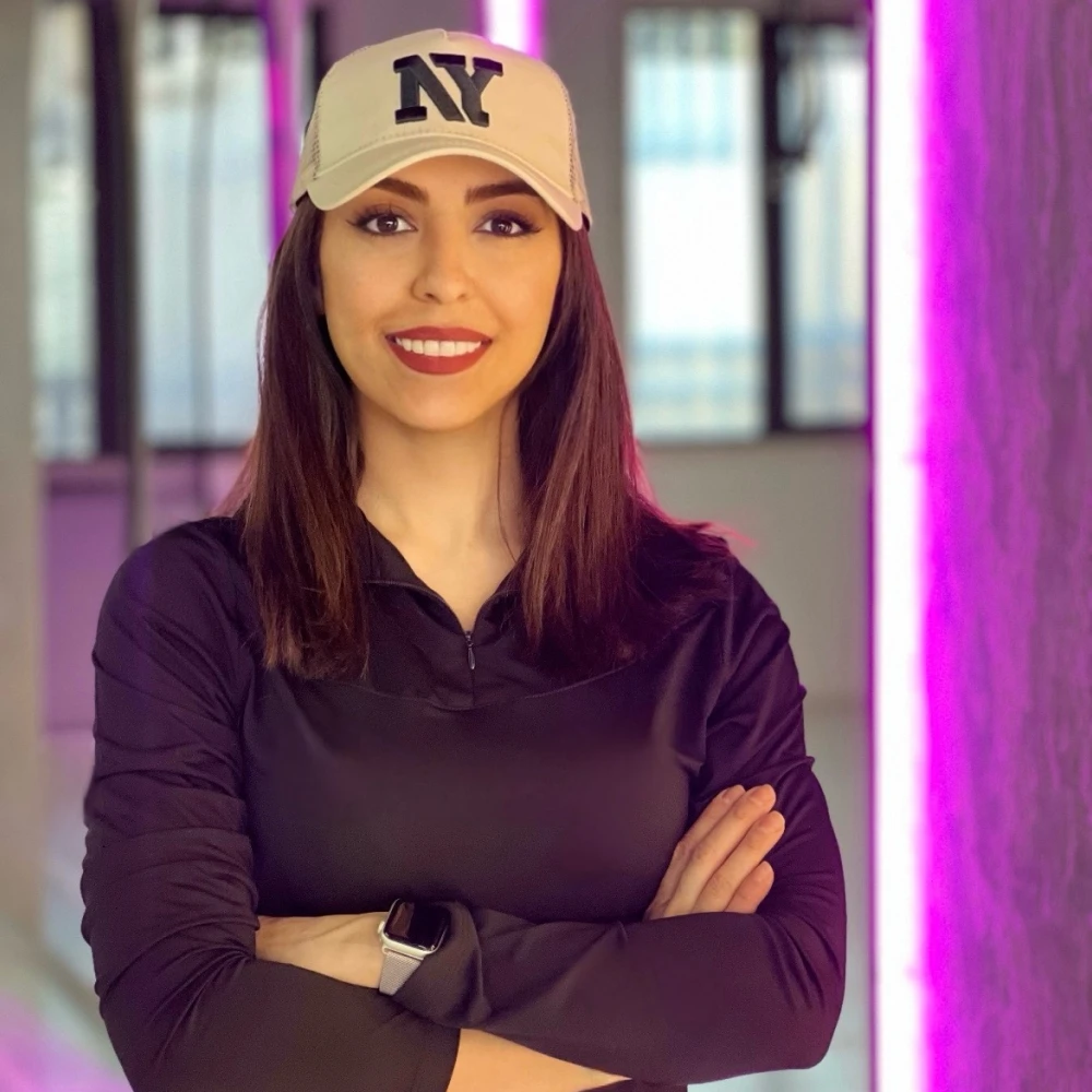 سحر رعنایی، مربی تخصصی TRX و فیتنس فانکشنال با بیش از ۸ سال سابقه طراحی برنامه‌های علمی برای بهبود آمادگی جسمانی بانوان