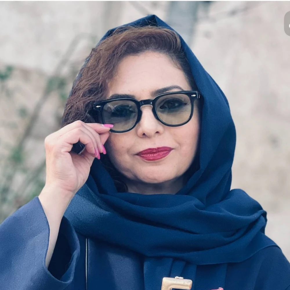 فریبا احمدی آوین، مربی رسمی یوگا با بیش از ۱۰ سال سابقه، متخصص در سبک‌های هاتا و وینیاسا یوگا و کارشناس علوم تربیتی